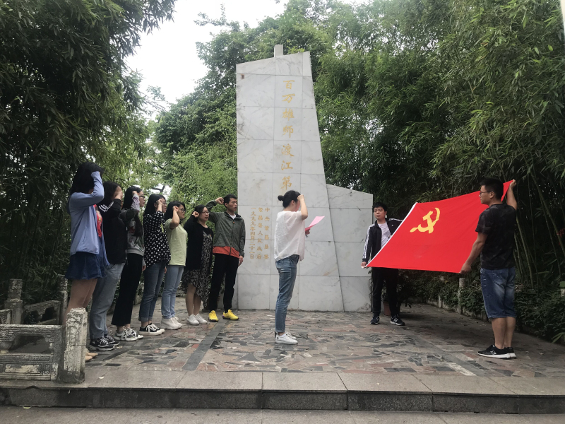 03宣誓及重温入党誓词.jpg