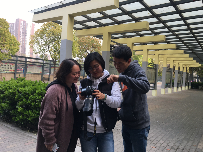 2 芳芳指导拍摄.jpg